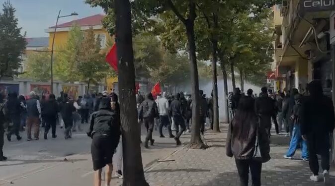 14 të lënduar pas protestës, mes tyre 8 efektivë policie dhe 4 protestues