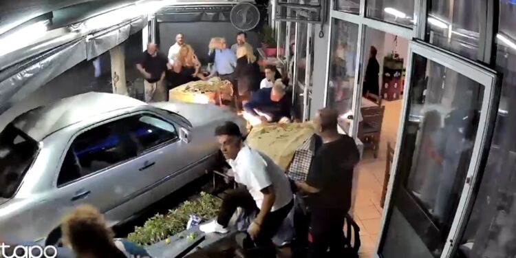 Selanik/ Shqiptari i dehur përplas makinën brenda lokalit, plagosen 3 klientë