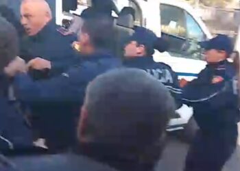 Merret me dhunë nga policia gjimnazisti në Burrel, thyhet dera e makinës së policisë
