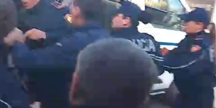 Merret me dhunë nga policia gjimnazisti në Burrel, thyhet dera e makinës së policisë