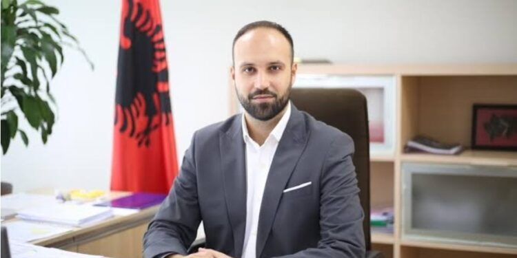 Ministri i Energjisë dhe Infrastrukturës mohon lidhjen me videon intime dhe paralajmëron padi ndaj dy personave
