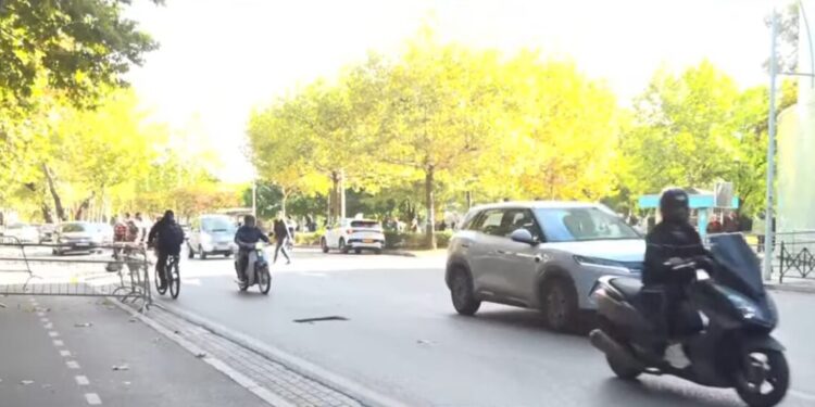 Nis marshimi i të rinjve nga Parlamenti drejt Ministrisë së Arsimit