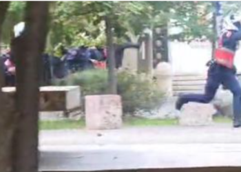 Efektivët gjuajnë me gurë protestuesit pranë selisë së PS-së