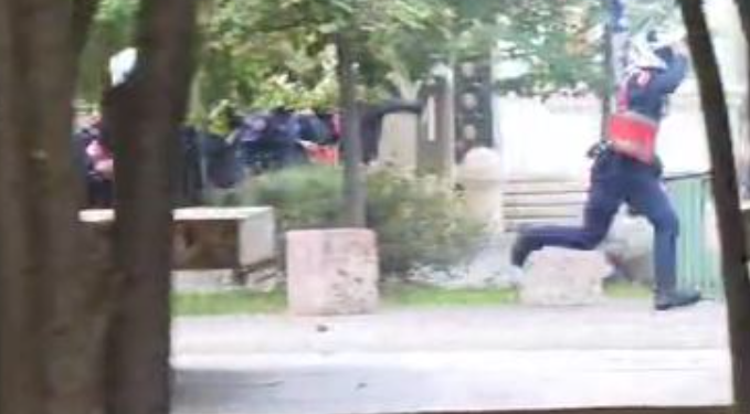 Efektivët gjuajnë me gurë protestuesit pranë selisë së PS-së
