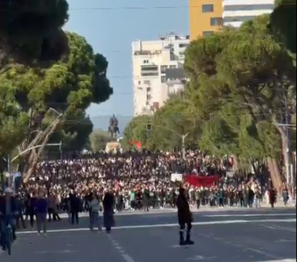 Pjesëmarrje e jashtëzakonshme, bulevardi plot protestues: Poshtë diktatura