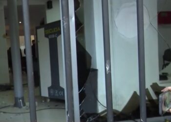 Protestuesit sulmuan dyert dhe dritaret e Gjykatës së Apelit, 5 në pranga