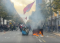 Protestuesit ndezin flakadanë dhe u vënë flakën koshave para Ministrisë së Arsimit