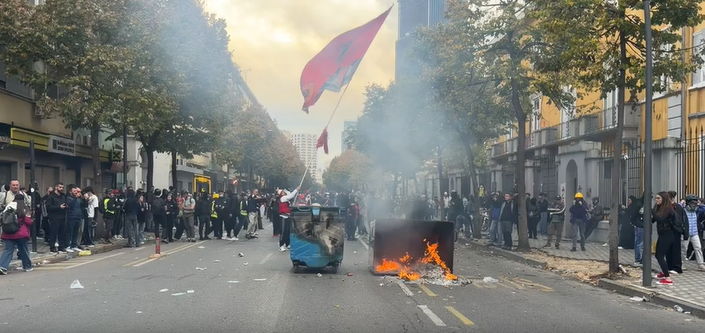 Protestuesit ndezin flakadanë dhe u vënë flakën koshave para Ministrisë së Arsimit