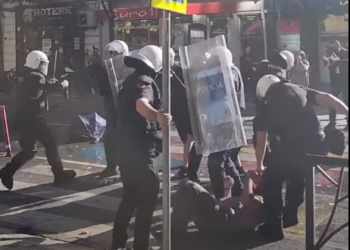 Polici i FNSH gati sa nuk e mbyt qytetarin duke e marrë zvarrë nga shalli i lidhur në fyt (VIDEO)