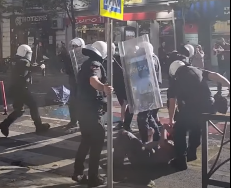 Polici i FNSH gati sa nuk e mbyt qytetarin duke e marrë zvarrë nga shalli i lidhur në fyt (VIDEO)