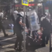 Polici i FNSH gati sa nuk e mbyt qytetarin duke e marrë zvarrë nga shalli i lidhur në fyt (VIDEO)