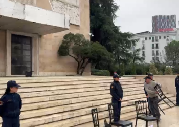 Studentët dhe pedagogët refuzojnë sërish dialogun me Ramën, hedhin karriget para Kryeministrisë