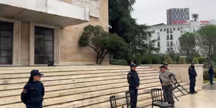 Studentët dhe pedagogët refuzojnë sërish dialogun me Ramën, hedhin karriget para Kryeministrisë