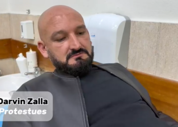 Policia plagos në këmbë aktivistin Darvin Zalla/ VIDEO