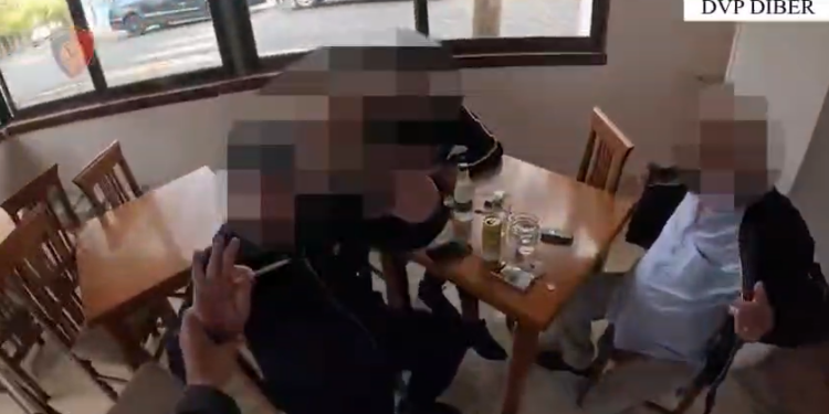Titulli: Shisnin kokainë në Burrel, arrestohen tre persona, sekuestrohen drogë dhe fishekë