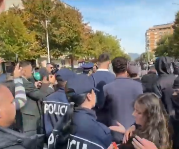 Tensione te bashkia e Shkodrës, policia shoqëron protestuesit