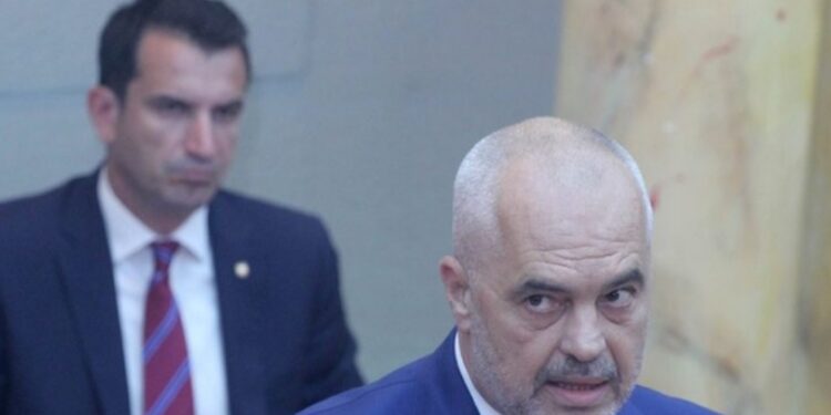 Veliaj ‘thumbon’ Ramën nga qelia: Protestat studentore nuk janë ‘fundi i botës’, por fundi i ‘një bote’