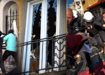 Demo dënon dhunën ndaj policisë: Gjashtë efektivë të plagosur gjatë protestës