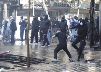 Zhvendoset protesta, protestuesit nisin marshimin drejt Kuvendit