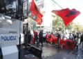 Dhuna ndaj të rinjve në protestë, policia pezullon dy efektivë në Tiranë