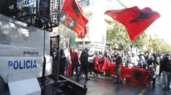Dhuna ndaj të rinjve në protestë, policia pezullon dy efektivë në Tiranë
