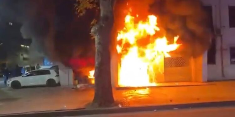 Zjarri gjatë protestës së 17 tetorit, Gjykata e Lartë pezullon seancat gjyqësore