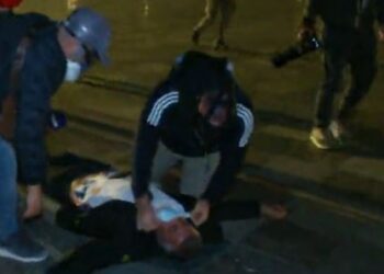 Përshkallëzimi i protestës te sheshi Skëndërbej, një person përfundon pa ndjenja