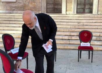 Rama vendos karrige para Kryeministrisë dhe fton protestuesit në dialog: Jam në dispozicion