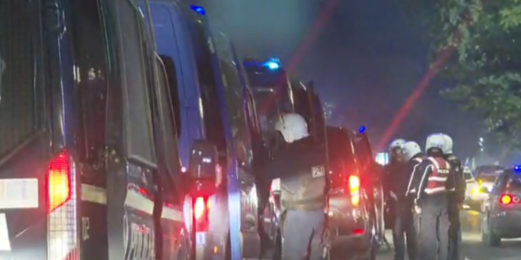 Tiranë në flakë dhe përplasje, nisin shoqërimet