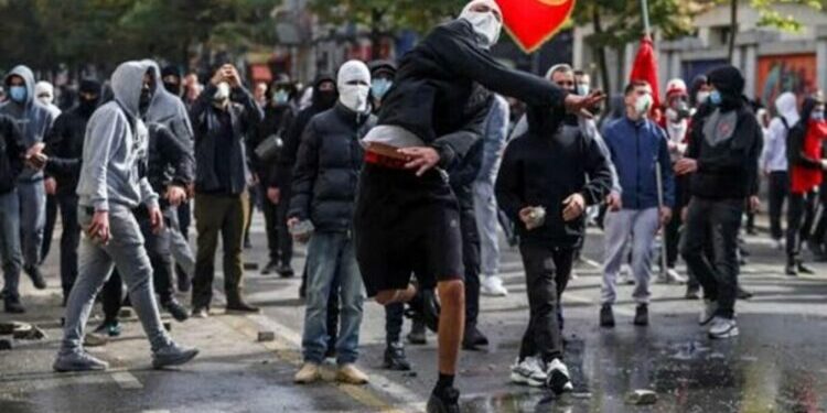 Gaz lotsjellës dhe ujë ndaj protestuesve, tensione të forta para Kryeministrisë