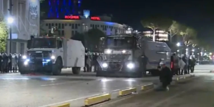 Tensione dhe përplasje para Kryeministrisë, policia përdor spraj me piper dhe autobotin me ujë