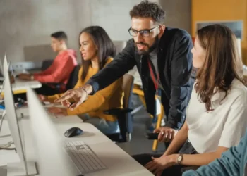 OECD: Shqipëria e fundit në rajon për aftësitë digjitale dhe përdorimin e internetit nga qytetarët