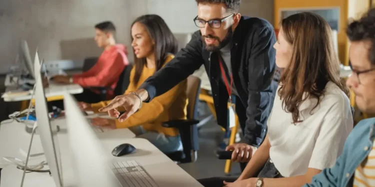 OECD: Shqipëria e fundit në rajon për aftësitë digjitale dhe përdorimin e internetit nga qytetarët