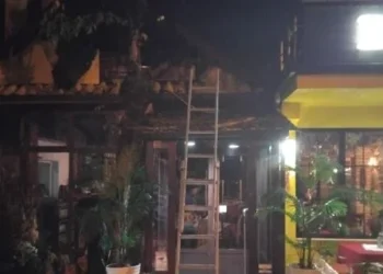 Zjarr në dy restorante tradicionale në Librazhd, zjarrfikësit arrijnë të shpëtojnë njërin prej tyre