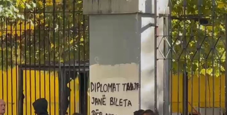 Mesazhi i studentëve në protestë: Diplomat tuaja janë bileta për arratisje