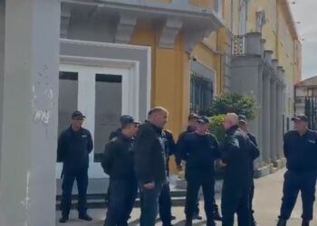 Studentët ngrihen në protestë, “blindohet” nga efektivët Ministria e Arsimit