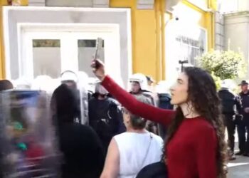 Efektivët e FNSH bllokojnë derën kryesore të Ministrisë, bëhet gati ndërhyrja ndaj studentëve