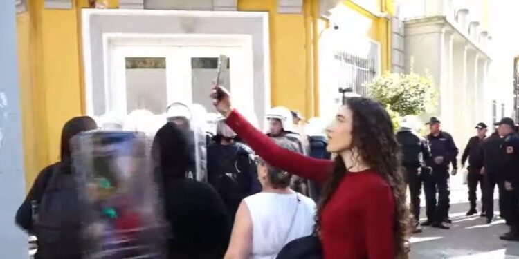 Efektivët e FNSH bllokojnë derën kryesore të Ministrisë, bëhet gati ndërhyrja ndaj studentëve