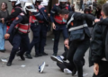 Protesta studentore, dhuna e policisë nuk kurseu as kalimtarët e rastit