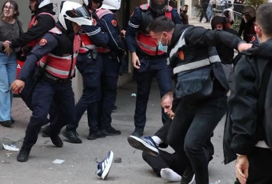 Protesta studentore, dhuna e policisë nuk kurseu as kalimtarët e rastit