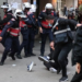 Protesta studentore, dhuna e policisë nuk kurseu as kalimtarët e rastit