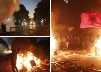 Protesta e studentëve del jashtë kontrollit, thyhen xhamat e Ministrisë së Arsimit dhe dëgjohen thirrjet “Digje, digje”