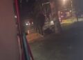 Policë dhe civilë rrahin barbarisht qytetarët me shkopinj gome, grushte e shkelma
