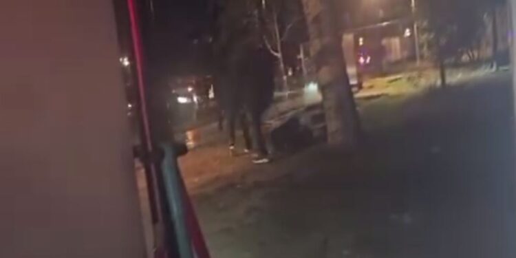 Policë dhe civilë rrahin barbarisht qytetarët me shkopinj gome, grushte e shkelma