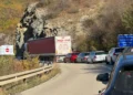 Pritje të gjata në kufirin Kosovë–Serbi, fluks i madh votuesish në Rashkë