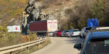 Pritje të gjata në kufirin Kosovë–Serbi, fluks i madh votuesish në Rashkë