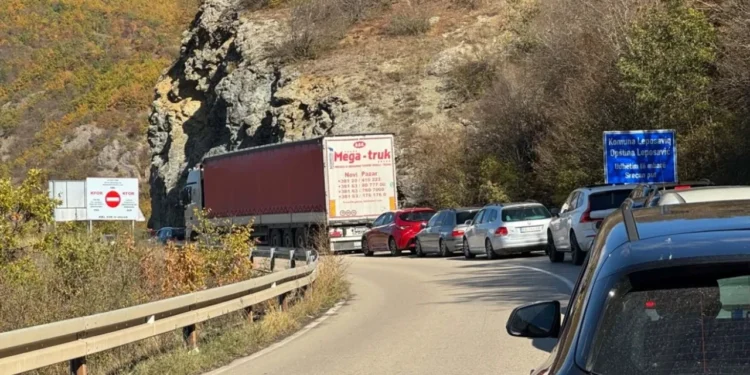 Pritje të gjata në kufirin Kosovë–Serbi, fluks i madh votuesish në Rashkë