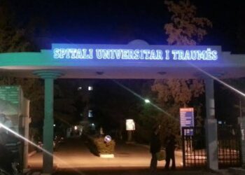Protestuesi qëllohet me plumb gome në bark, në gjendje të rëndë te Trauma. Futet në operacion
