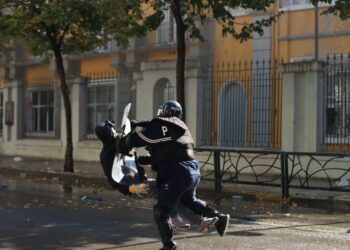 U përplas në tokë nga policia/ Flet e motra e të riut: Ka fraktura në shtyllën kurrizore dhe në kafkë