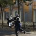 U përplas në tokë nga policia/ Flet e motra e të riut: Ka fraktura në shtyllën kurrizore dhe në kafkë